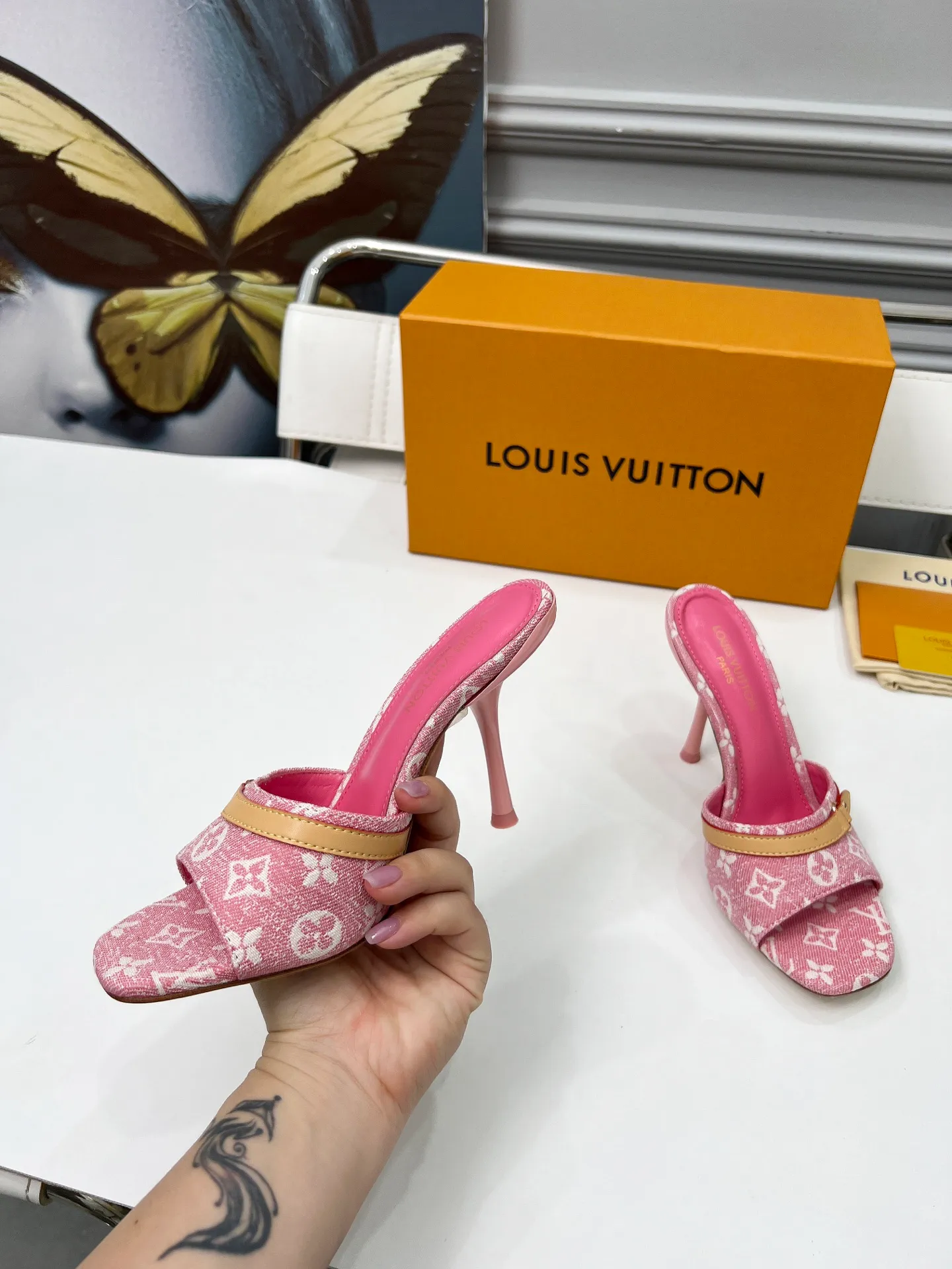 👟👟Ex-factory price 440👟👟 LV new denim kitten heel slippers 2025 summer must-have for goddesses, original replica, super comfortable on the feet. Show off the queen's temperament, the heel height is 9.5CM, which shows your temperament without being tiring. Leather outsole. Standard code: 35-42 (41 and 42 codes are customized, non-returnable and non-exchangeable)